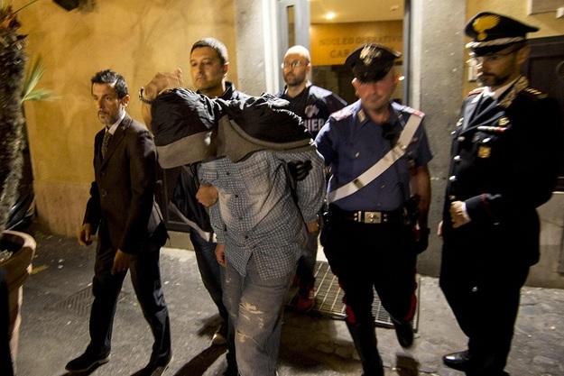 Caiazza durante l'arresto dei carabinieri