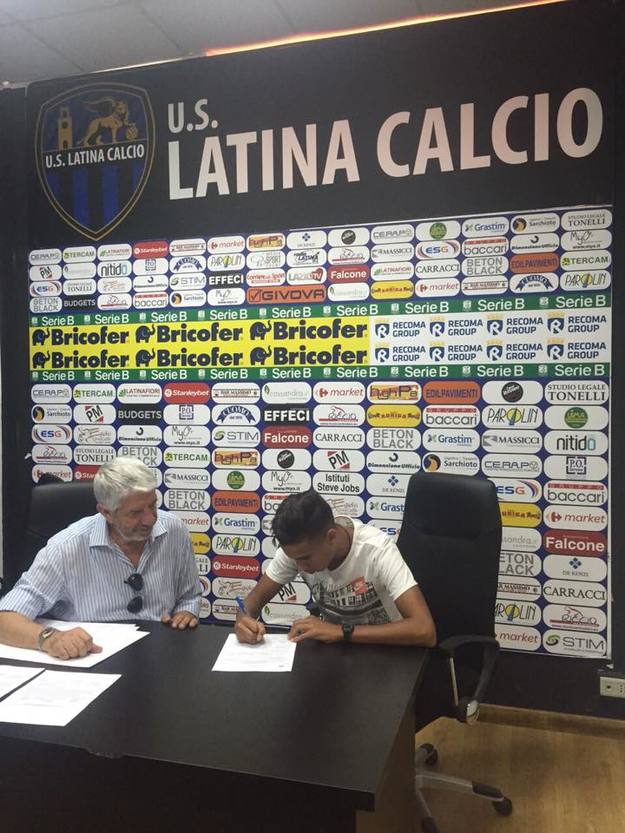 Yassin Arfaoui al momento della firma con il Latina