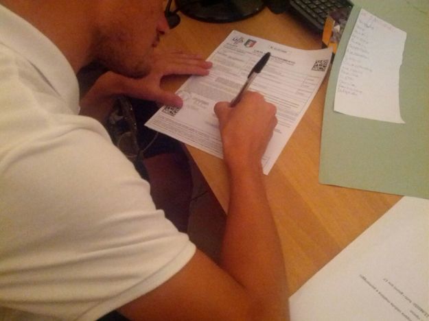 Luca Panico nel momento della firma