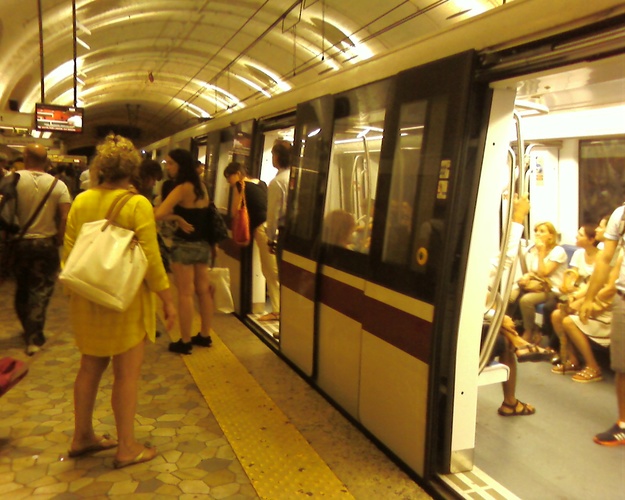 Lo spaesamento degli utenti a Roma-Termini, durante lo stop (© - Gazzetta Regionale)