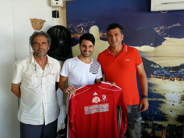 La società biancorossa abbraccia Flavio Marzullo (foto Gaeta Calcio)