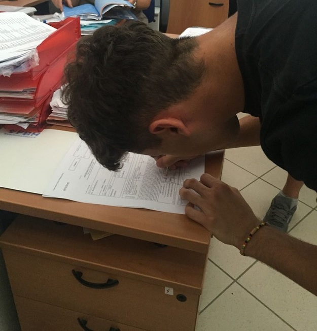 Clarioni mentre firma (foto @Paolo Lori)