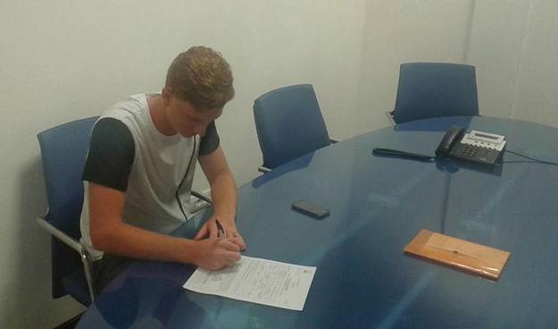 Andrea Marafini al momento della firma con il Pescara