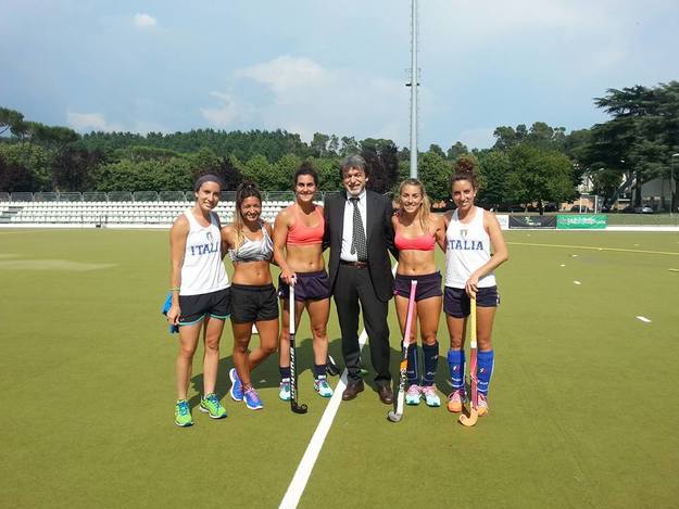 Enzo Corso con le azzurre del San Saba
