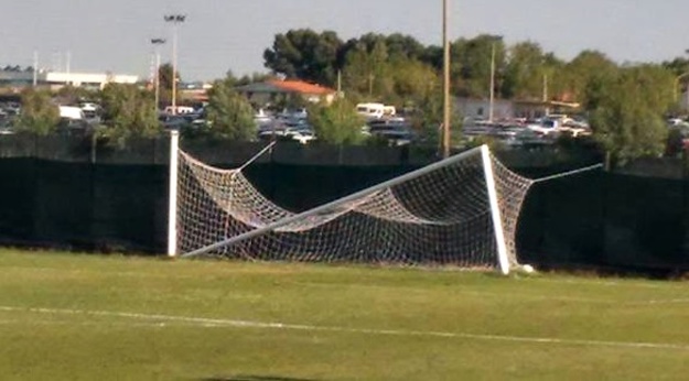 Quel che rimane della porta mandata al tappeto dal tiro di Gamboni (foto Cpc2005)