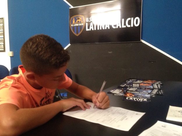 Giuseppe Perrino al momento della firma con il Latina
