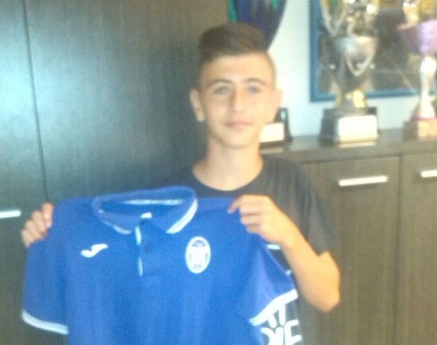 Christian Oi con la maglia biancoviola