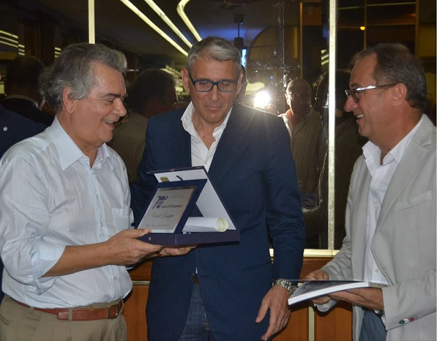 Il Presidente Lardone premia l'ex Presidente Cioli, insieme al Direttore Baioni ©Spadolini