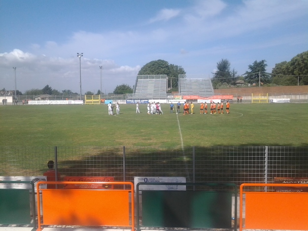 Le due squadre a centrocampo