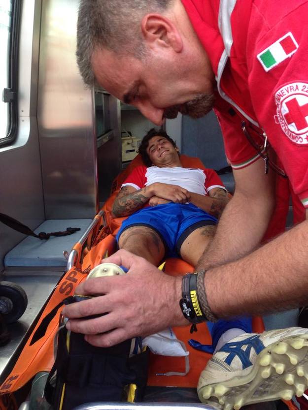 Francesco Amici in ambulanza subito dopo l'infortunio
