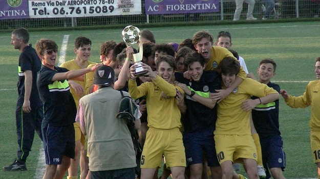 L'Urbe con la coppa Primavera (foto ©fuoriareaweb.it)