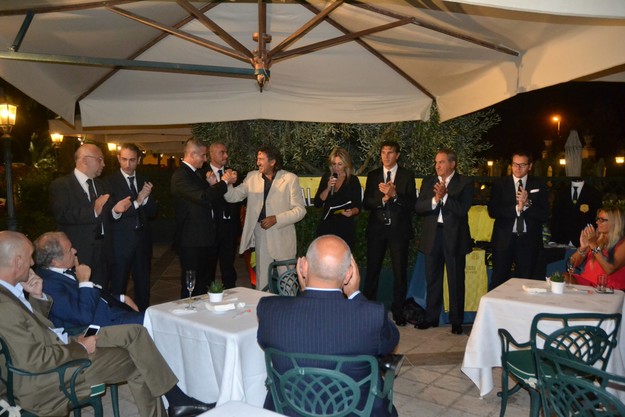 Un momento della serata: Nino Taranto (in bianco) stringe la mano al presidente Maoloni