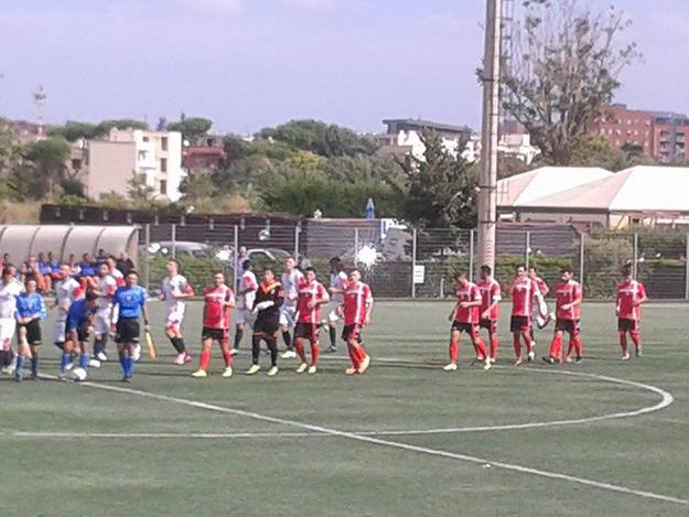 Le due squadre a centrocampo nel match di andata