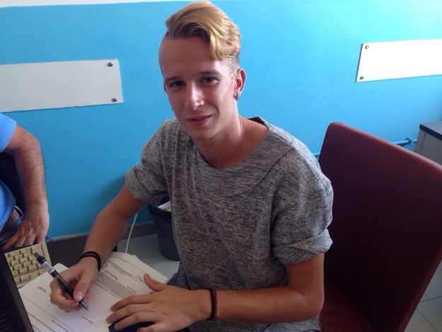 Tommaso Di Pietro al momento della firma