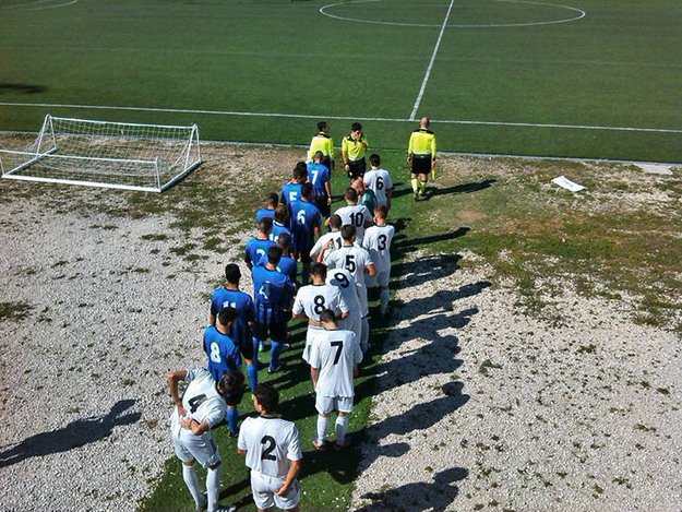 Le squadre all'ingresso in campo