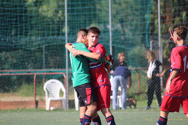 Proietti abbraccia compagno dopo gol del 2-1 finale ©fuoriareaweb.it