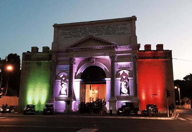 Porta Pia illuminata con i colori della bandiera italiana (© - Pagina Facebook iterArte Roma)