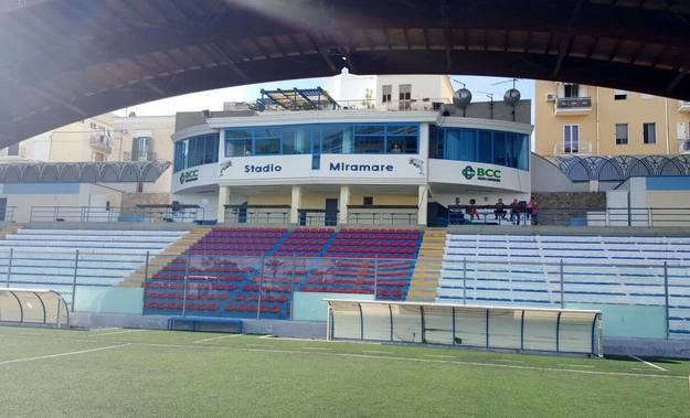 Lo stadio di Manfredonia (© Pagina Facebook Serpentara Bellegraolevano) 