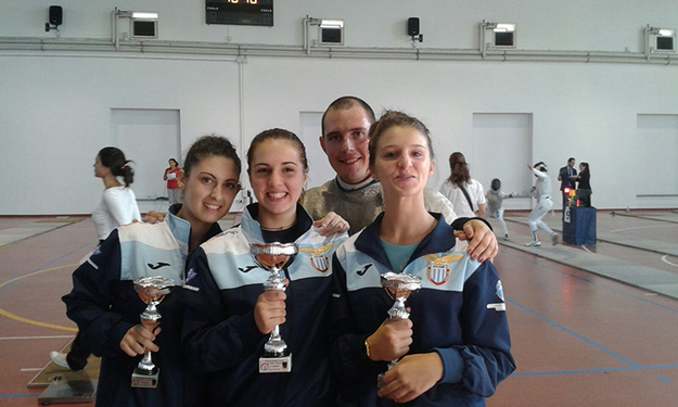 Il trio di sciabolatrici Valeria Bassanello, Alice Giursi e Giada Navarra con Matteo Martini 