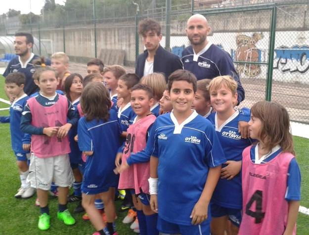 Luca Ferri con Danilo Cataldi ed alcuni bambini della Scuola Calcio, foto Facebook