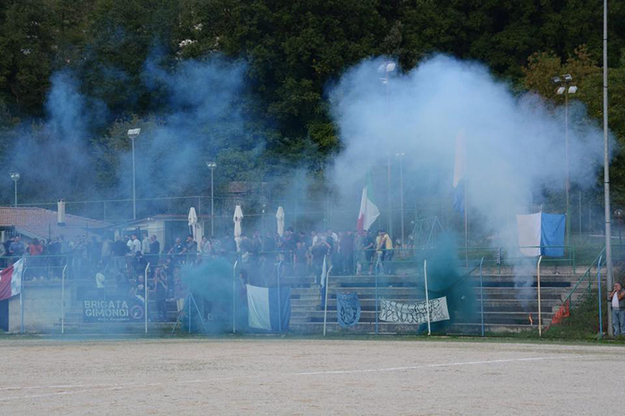 Spettacolo sugli spalti con la Brigata Gimondi