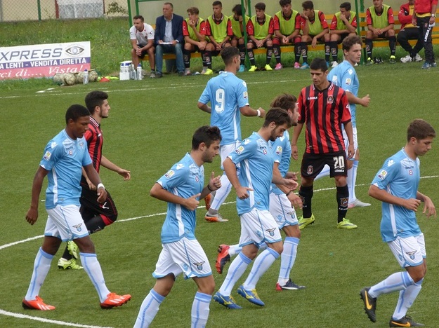 Esultanza laziale dopo l'1-0 (foto gazzettaregionale.it)