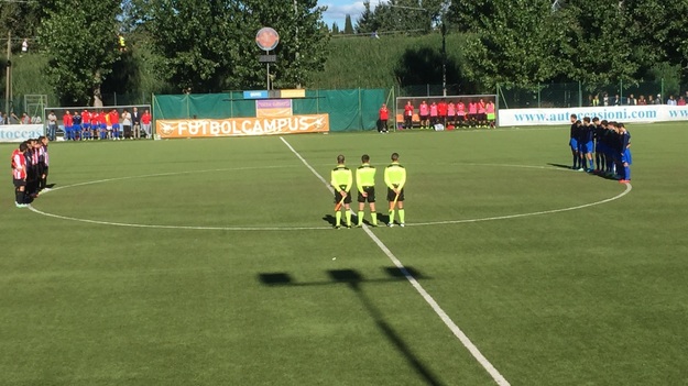 Le due squadre durante il minuto di silenzio