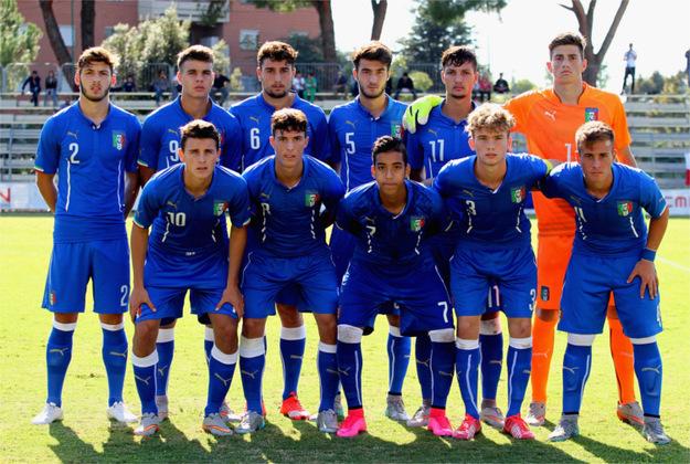 L'Italia Under 18 di Roberto Baronio prima del fischio d'inizio ©figc.it