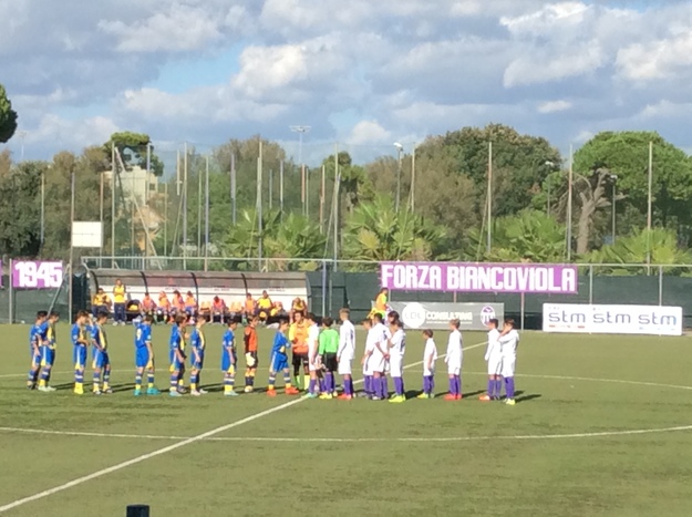 Le due squadre schierate a centrocampo