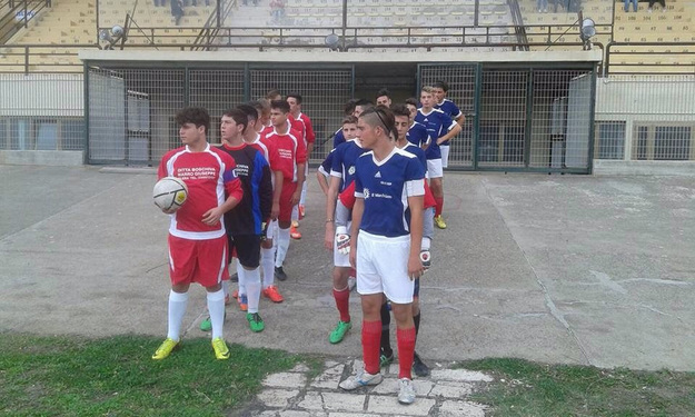 Le due squadre pronte all'ingresso in campo