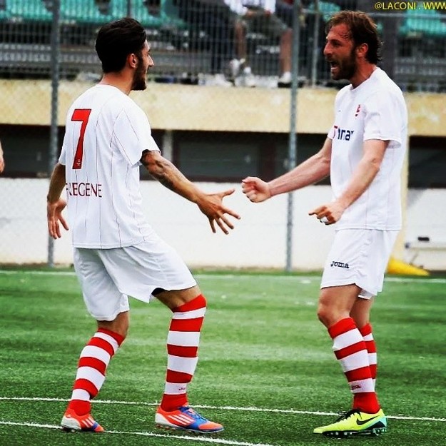Luciani con la maglia del Fregene festeggia con Nanni