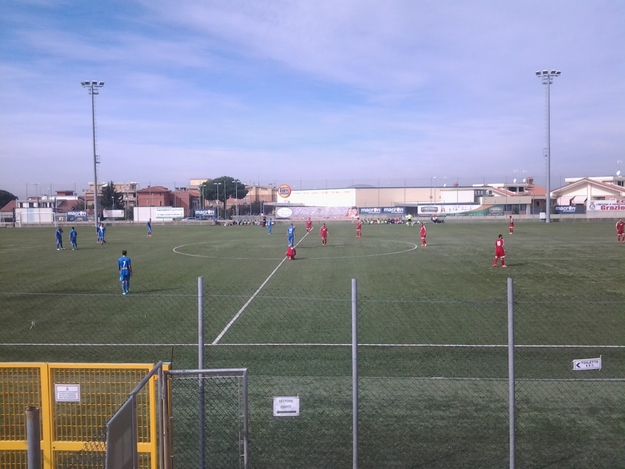 Le due squadre a centrocampo