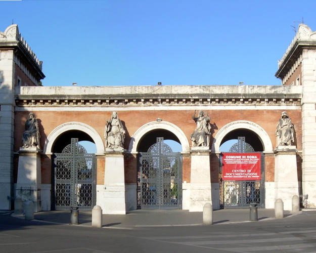 L'ingresso monumentale del Cimitero del Verano