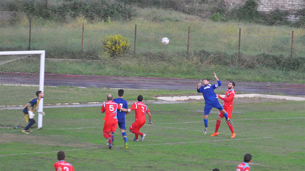 Il colpo di testa di Loreti per l'1-0 (Foto © Francesco Cenci)