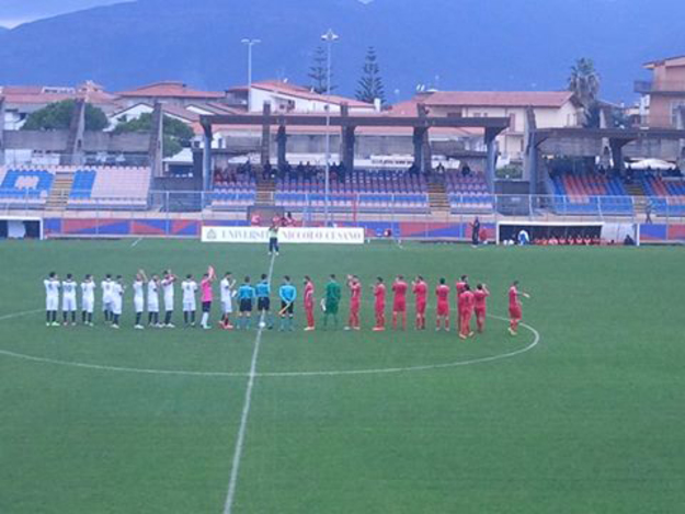 Le due squadre al fischio di inizio