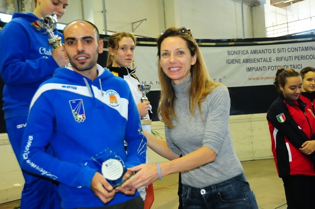 Valentina Vezzali premia il Maestro di una vincitrice (Foto © www.expresscoop.it)