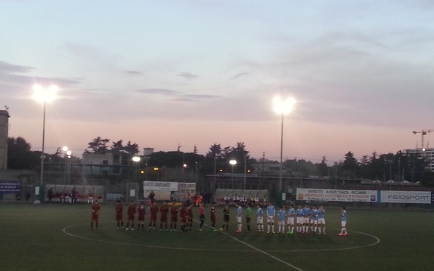 Le due squadre al fischio di inizio