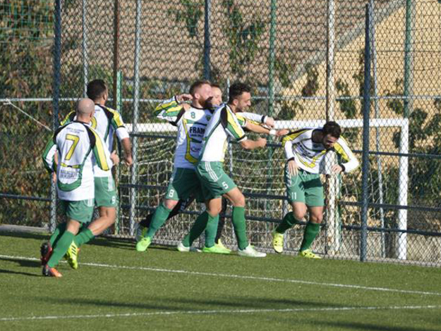 Sebbastiani festeggiato dai compagni