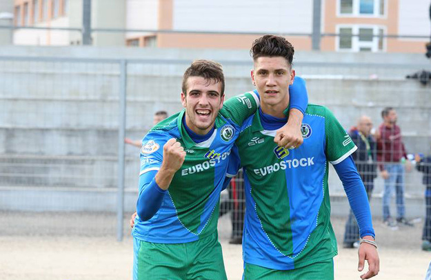 La Nuorese che esulta foto www.nuoresecalcio.eu