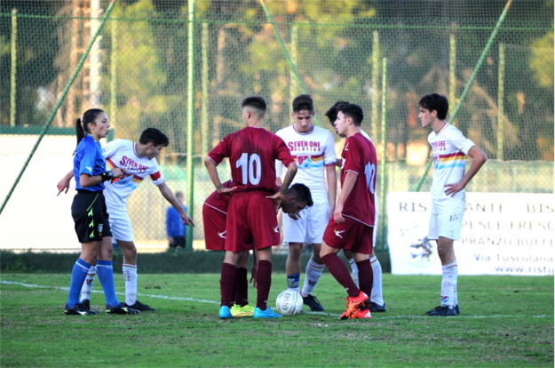 Uno scatto del derby: la Lupa Castelli Romani si appresta a battere una punizione nel finale ©Del Gobbo