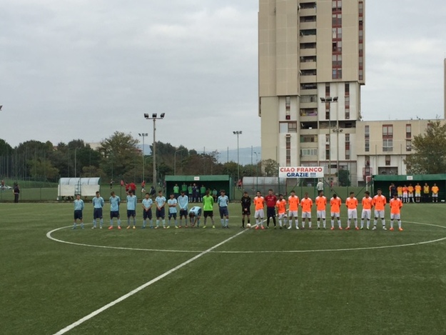 Le due squadre durante il minuto di raccoglimento per le vittime di Parigi ©GazzettaRegionale