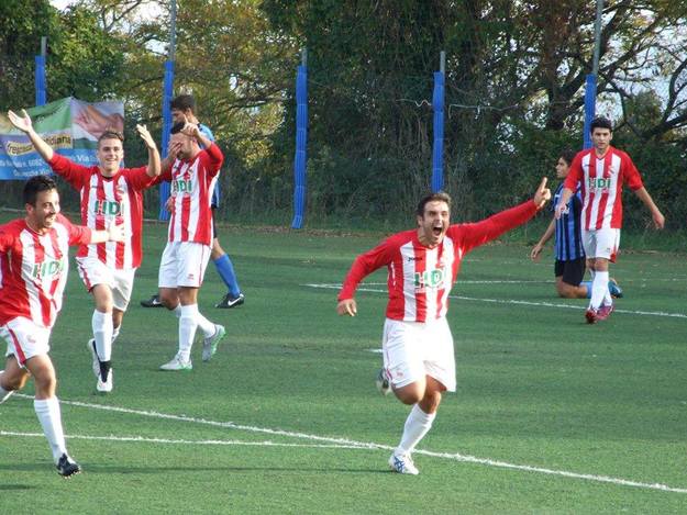Mirko Bentivoglio esulta dopo il gol nel derby Foto © Ludovica Mojoli