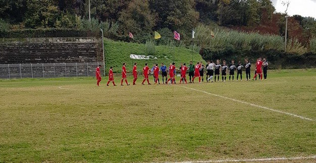 Le squadre schierate a centrocampo 