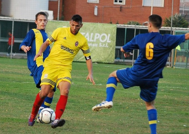 Mirko Forcina in gol contro il Ronciglione (foto Fiumicino Calcio)