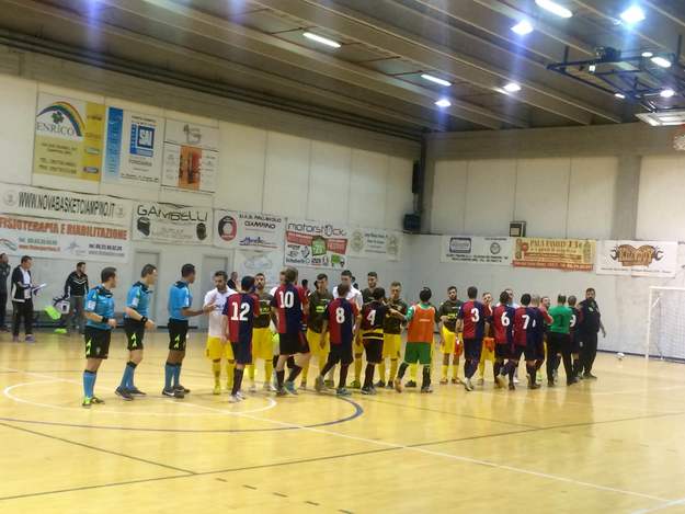 Le due squadre prima del fischio d'inizio