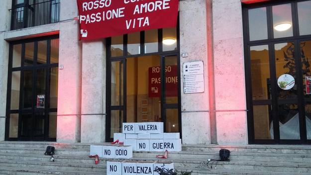 L'installazione antistante il Comune di Cassino (© Pagina Facebook "Cassino Comunica")