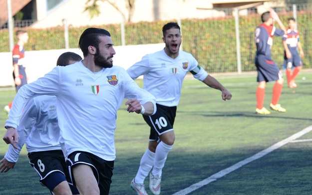Barbarisi, ex dell'incontro e migliore in campo, esulta dopo l'1-0