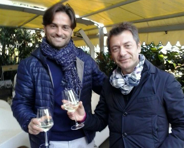 Gennaro Vitale al momento della firma Foto Facebook/Sessana