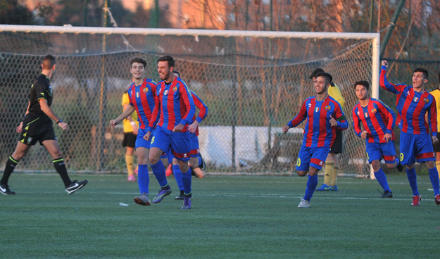 L'esultanza della Perconti dopo il pari di Sciannandrone al Catena (foto ©DelGobbo)