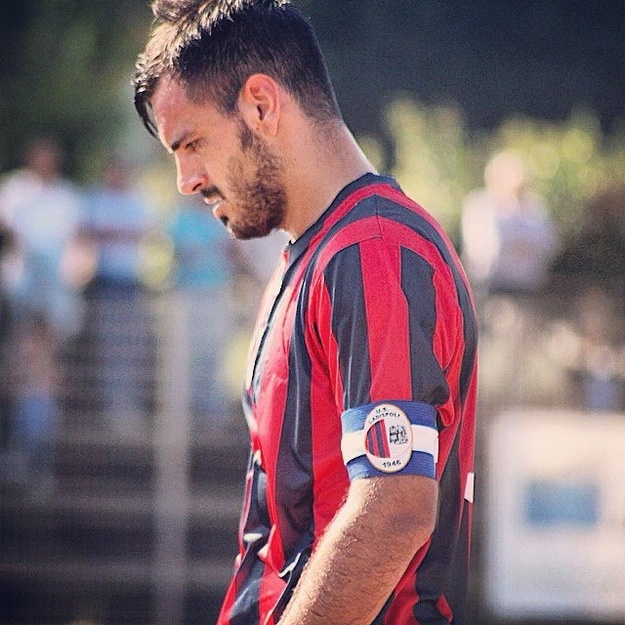Cristian Castelletti con la fascia di capitano del Ladispoli (foto Facebook)